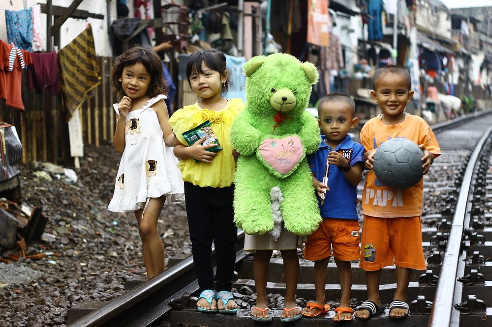 Anak di rel kereta api