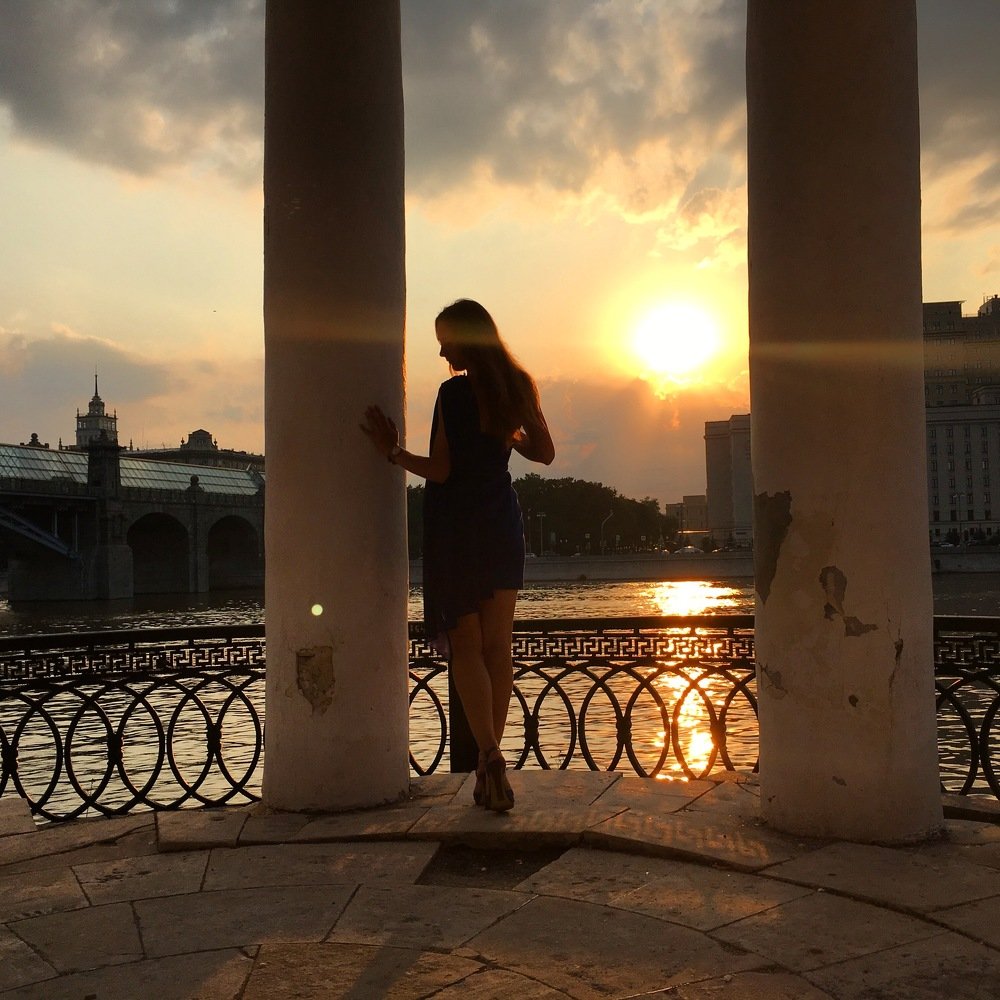 Закат и девушка