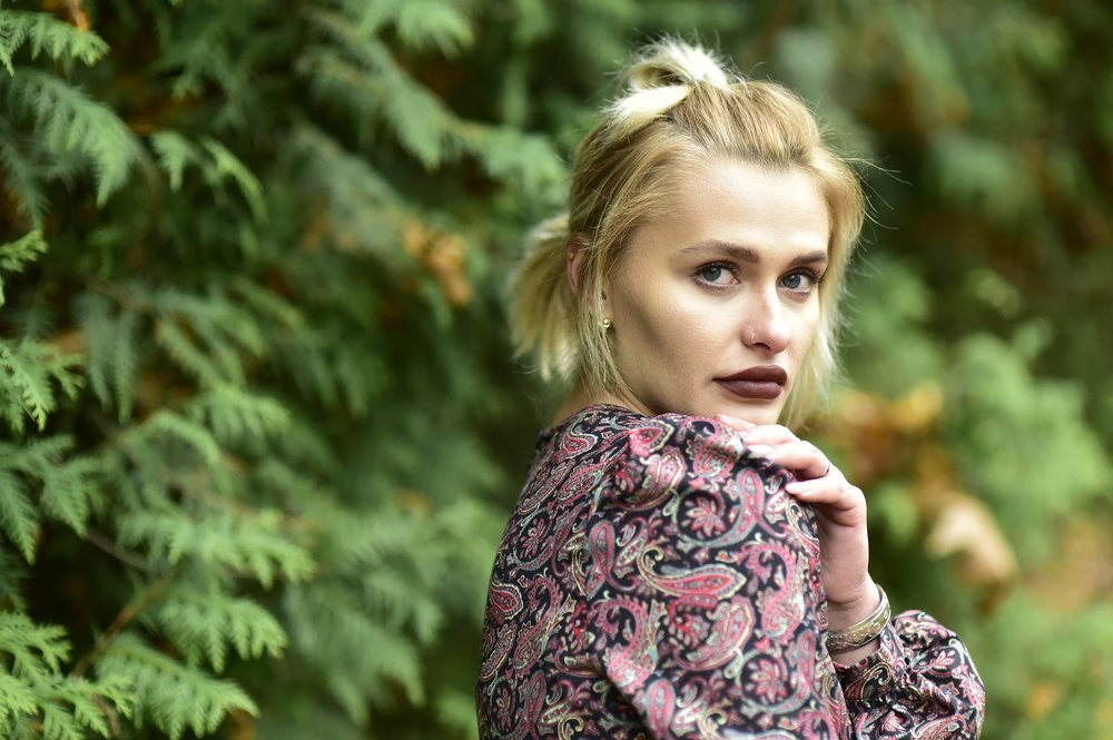 В осеннем лесу.