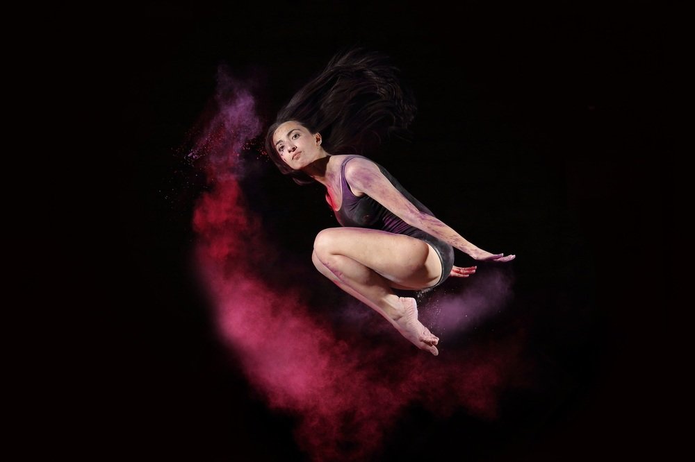 Краски Holly , парящая в невесомости