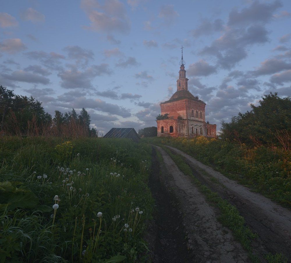 На дороге к храму