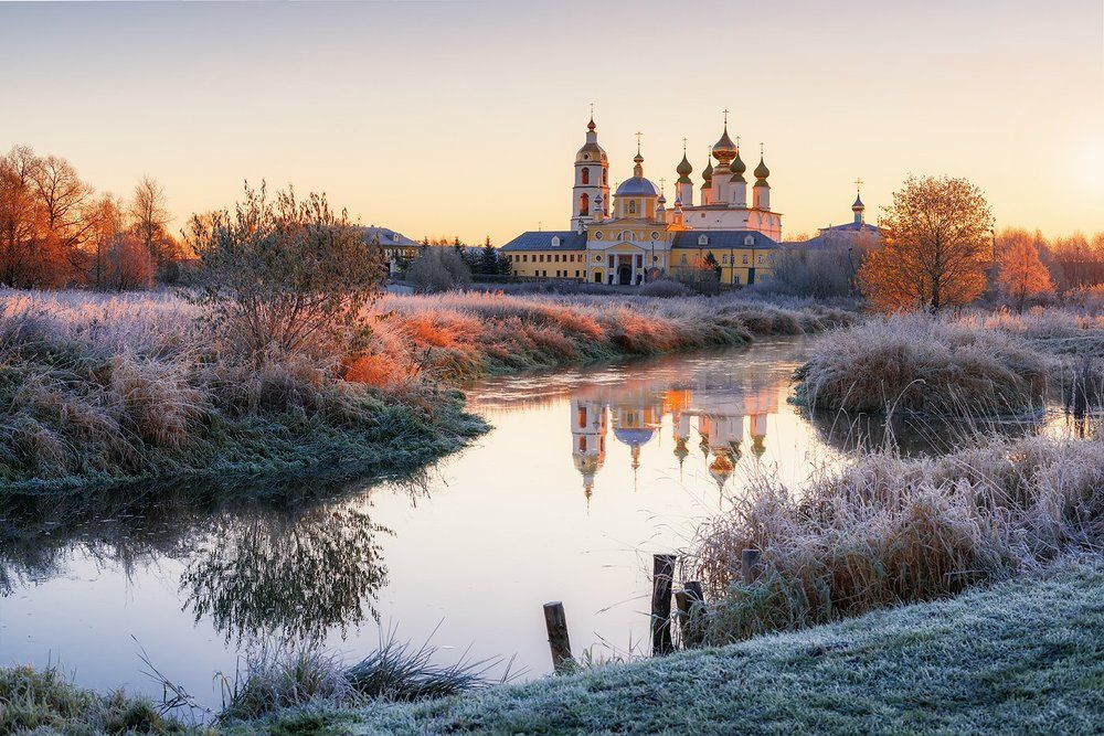 Морозное утро октября...