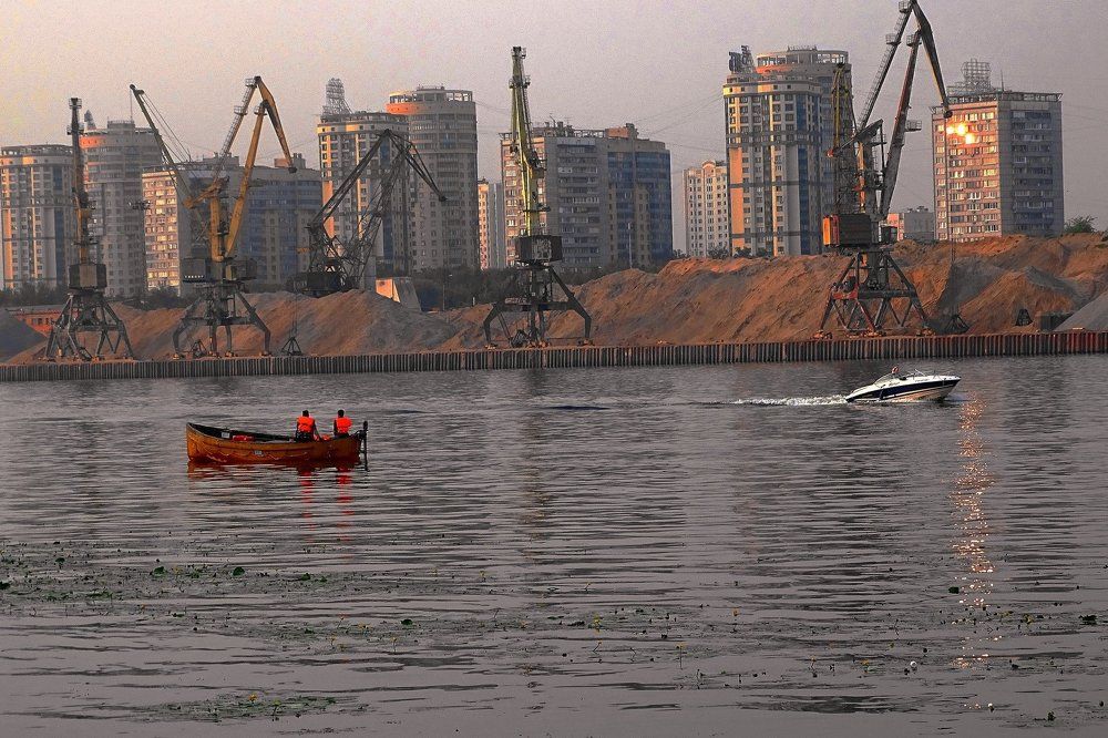 В порту. Разные скорости.