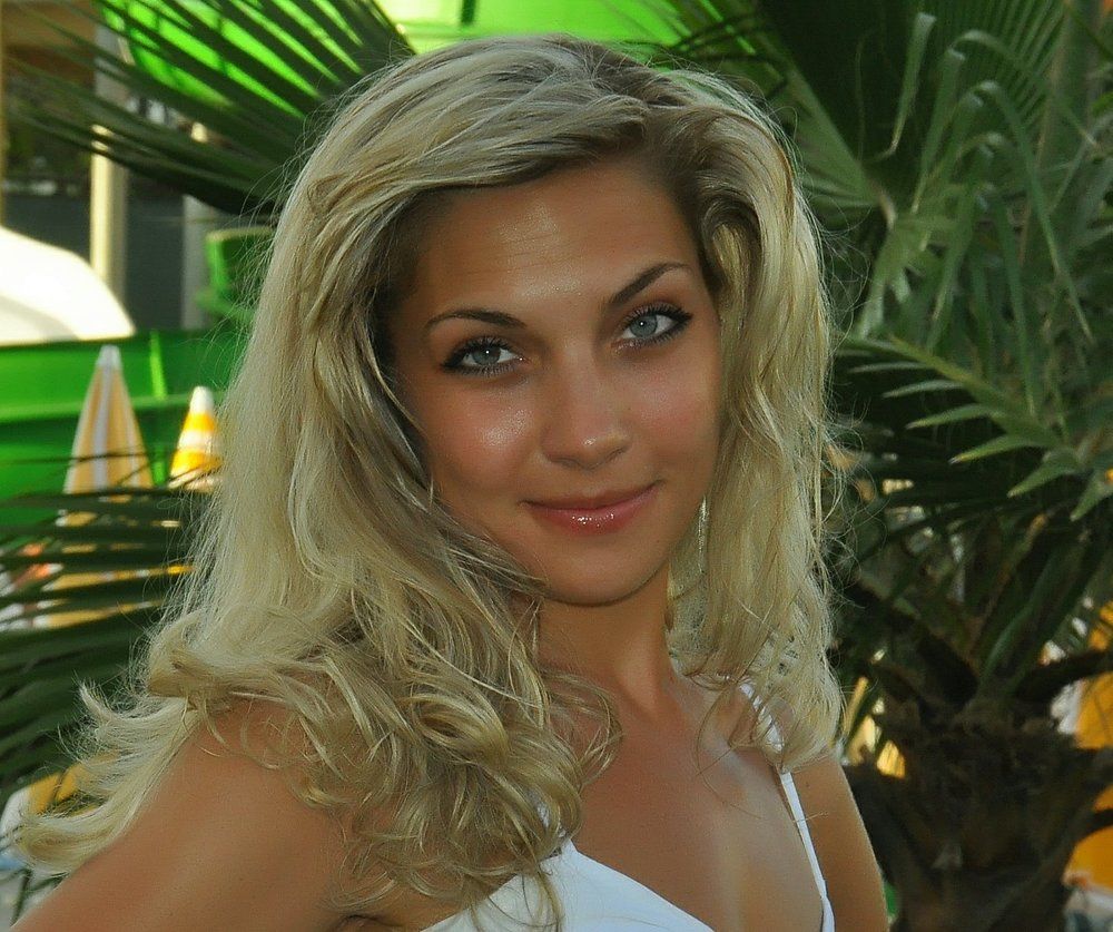Blonbe Angel