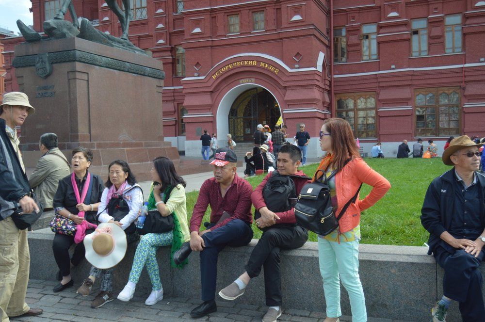 Китайские туристы на Манежной площади в Москве