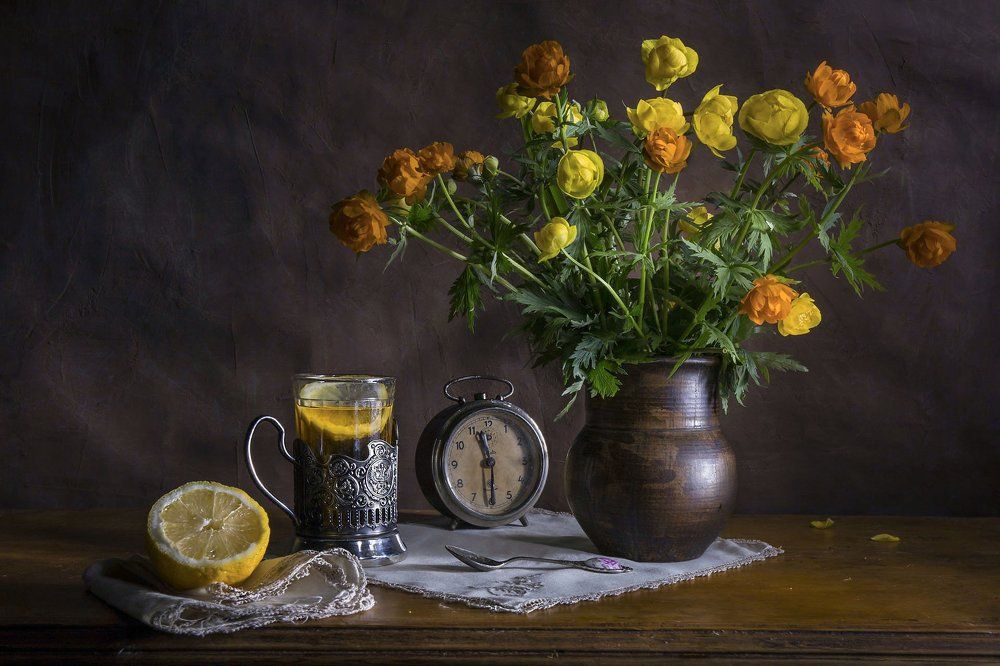 Тонкий аромат купальницы.