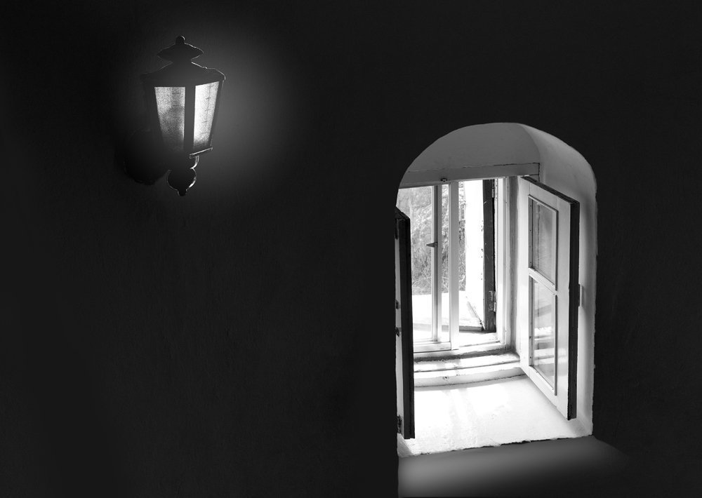Фонарь и окно.
