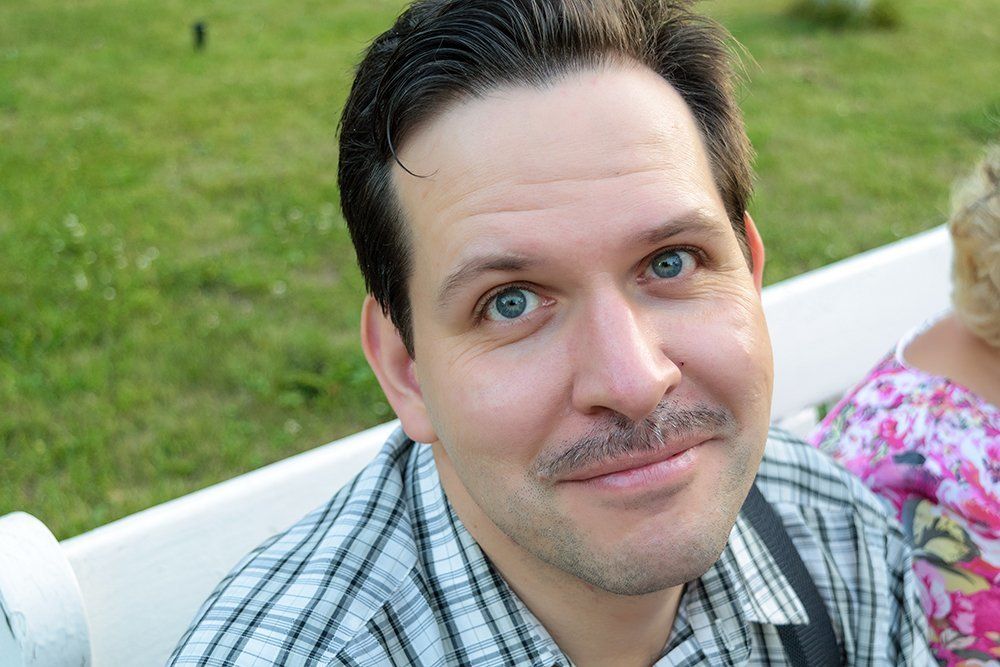 На скамейке