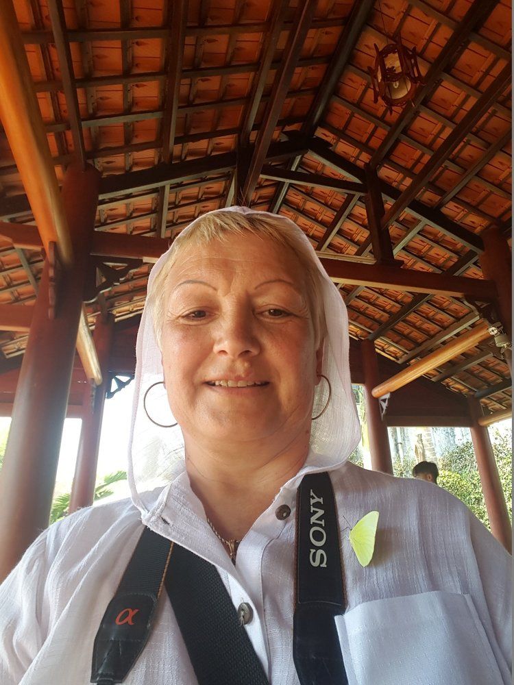 Живая брошка