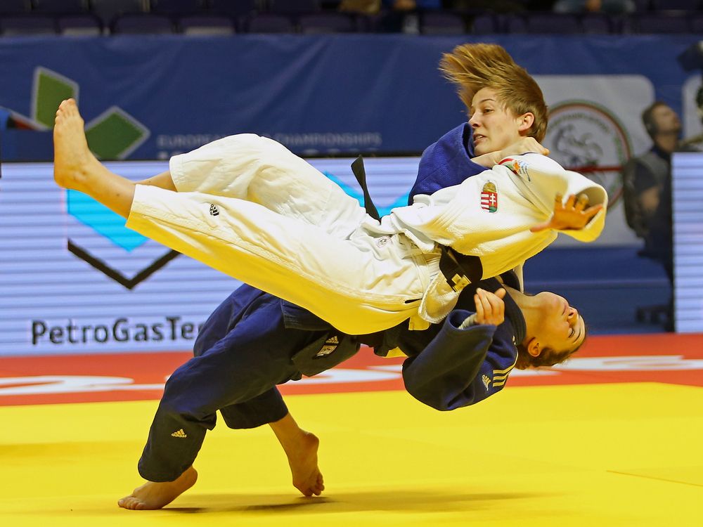 Танцы на ковре.