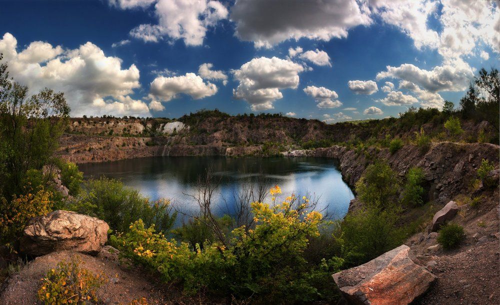 Затопленный гранитный карьер