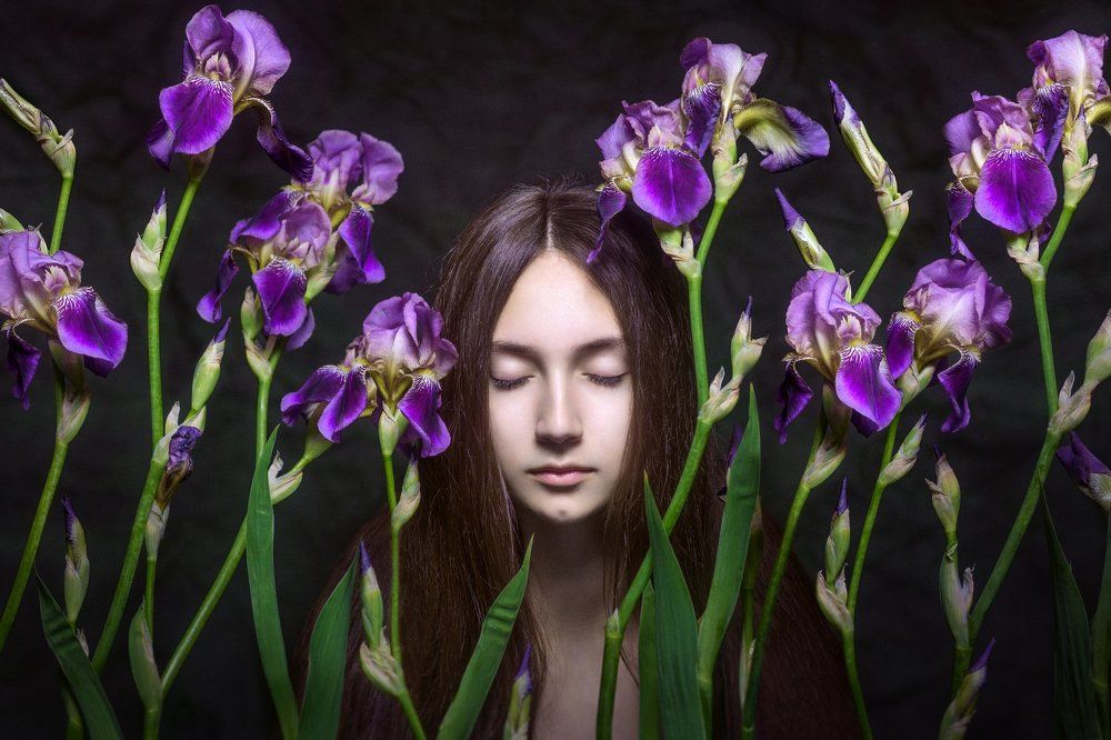 Спящая в ирисах