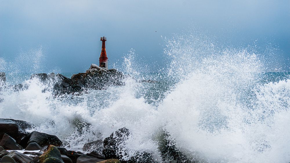старый маяк в морской пучине