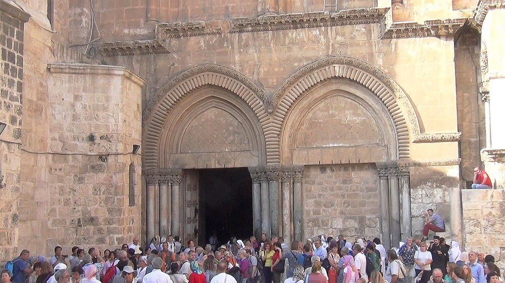 У храма Гроба Господня