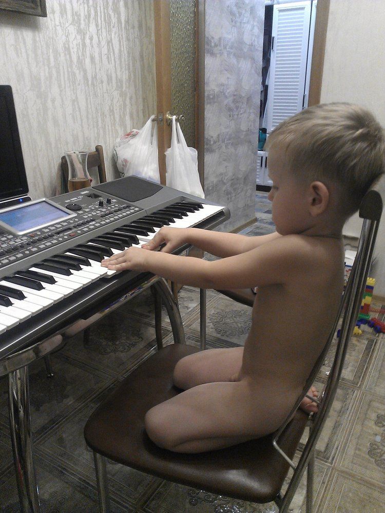 Сыночек играет....