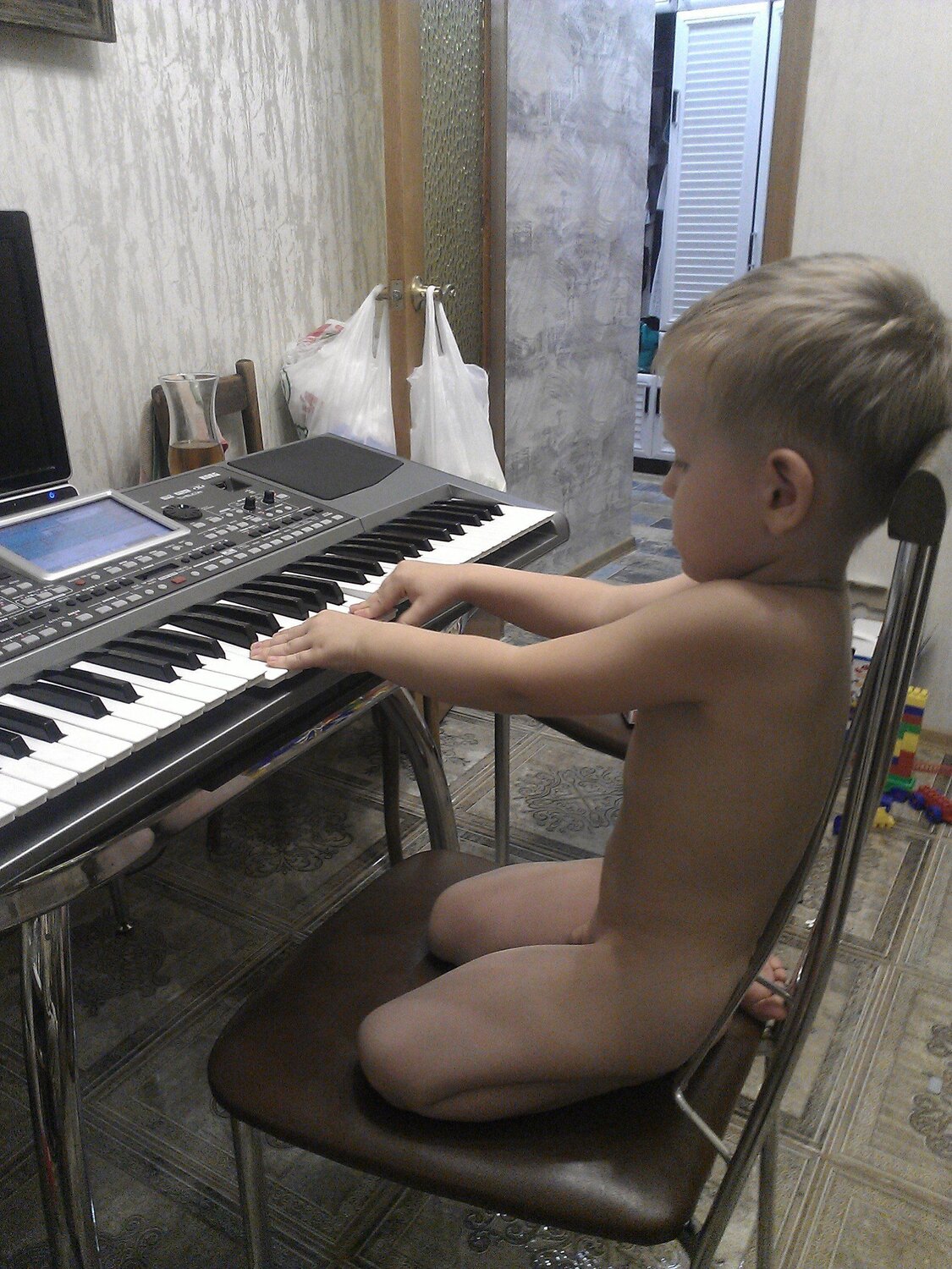 Сыночек играет....