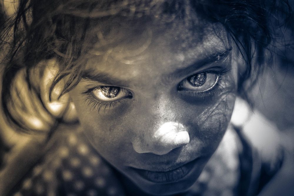 Street Dreams.. ( Zoom Into her eyes you'll see the reflection of mine with her friends)