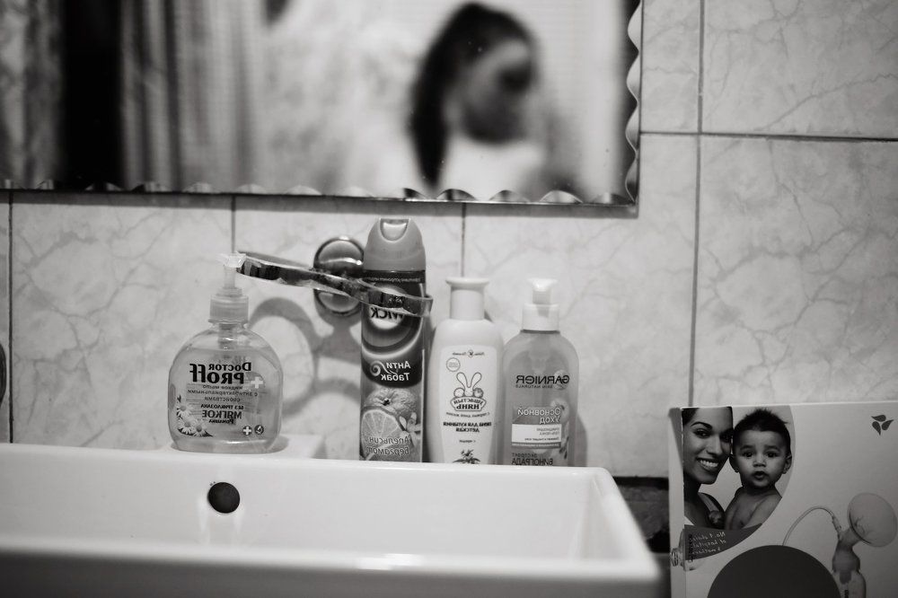 Сцеживание молока в ванне