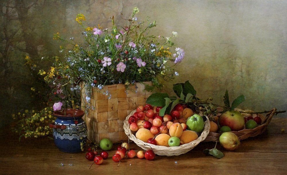 Играет красками июль