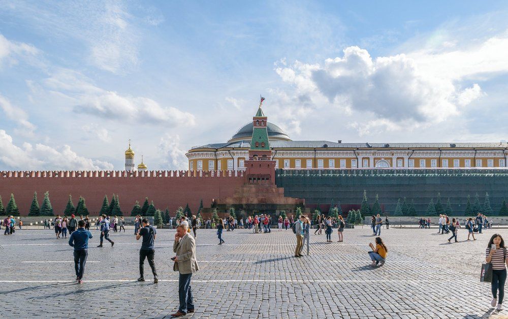 Перед Кремлёвской стеной