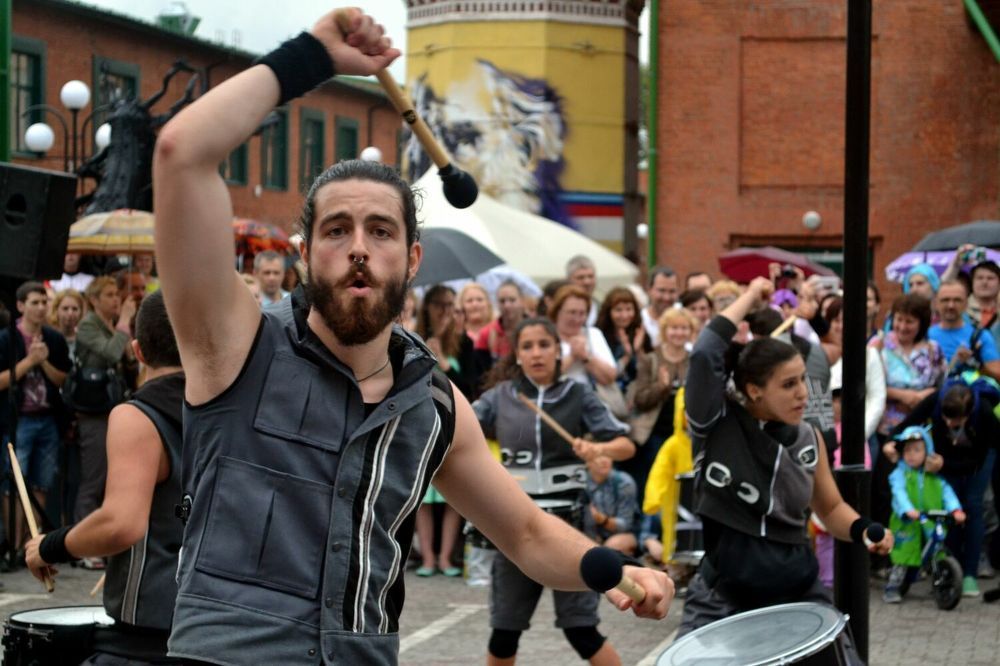 Команда барабанщиков из Испании «Brincadeira» «зажигает»  на улицах Тулы