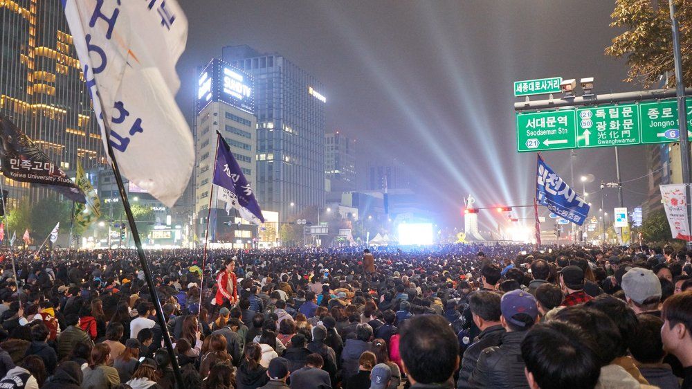 В бушующем море людей.