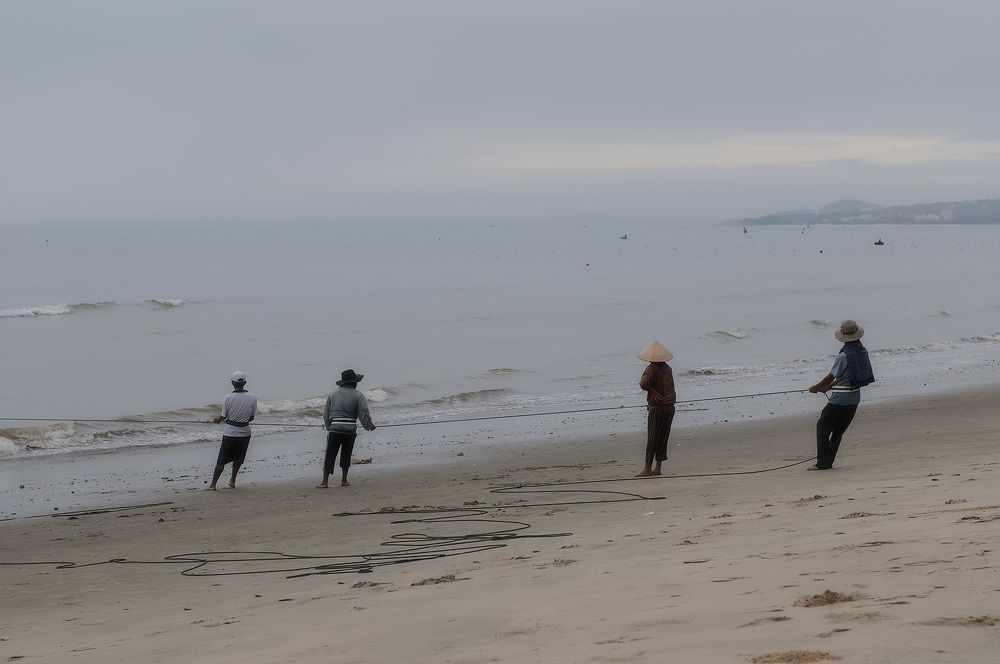 Рыбаки вытягивают сети