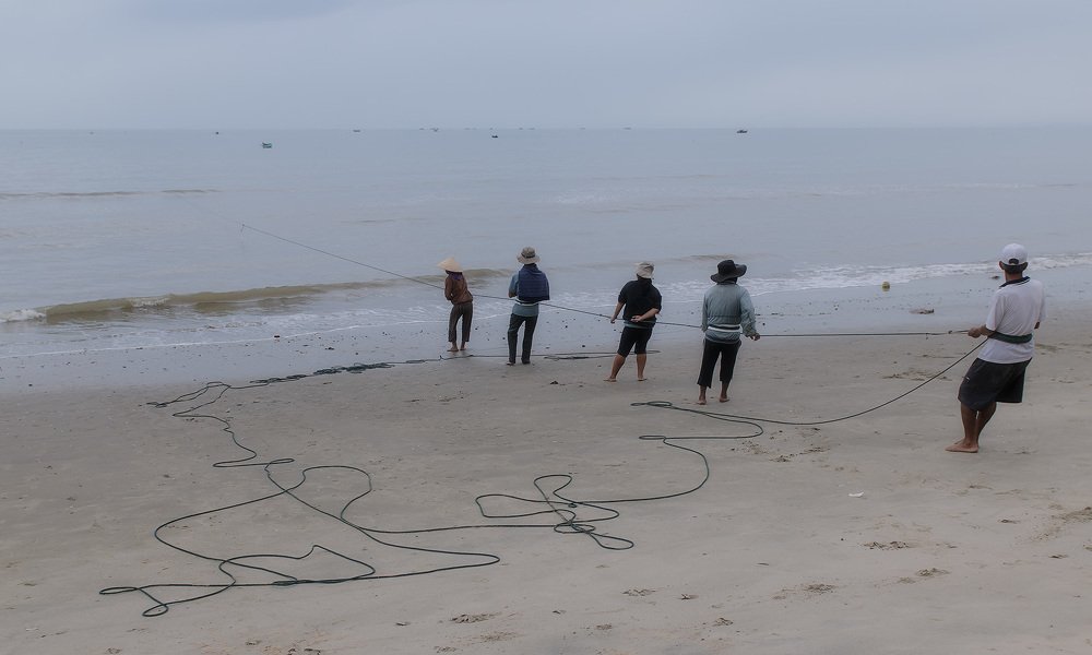 Вьетнамские рыбаки вытягивают вечерний улов