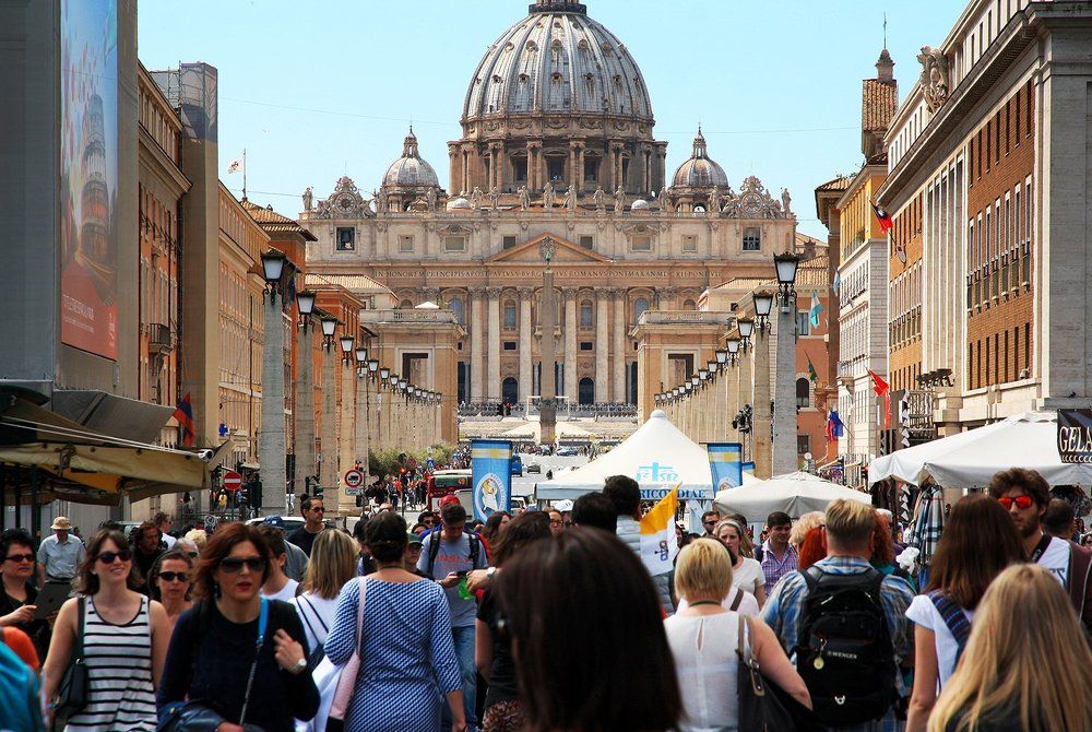 Италия. Туристы и паломники в Ватикане.