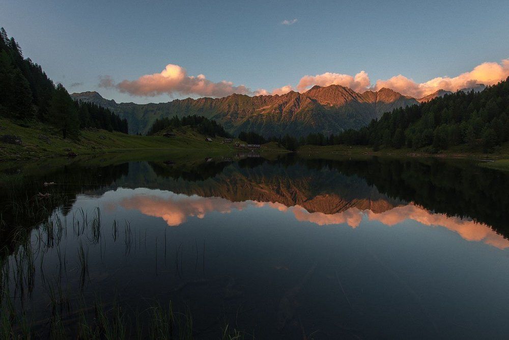 Закат на горном озере