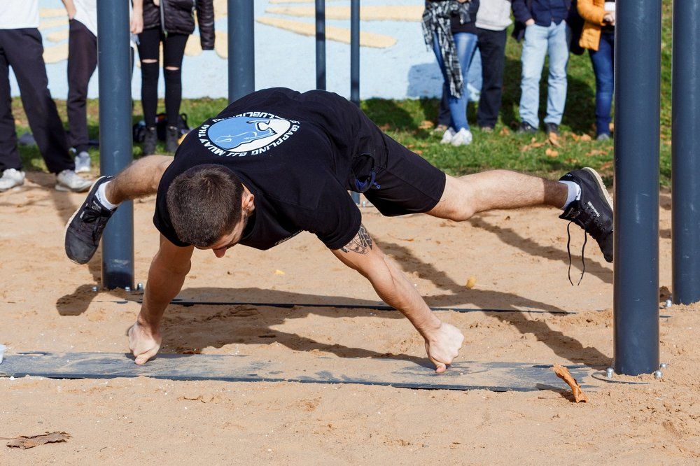 На двух пальцах