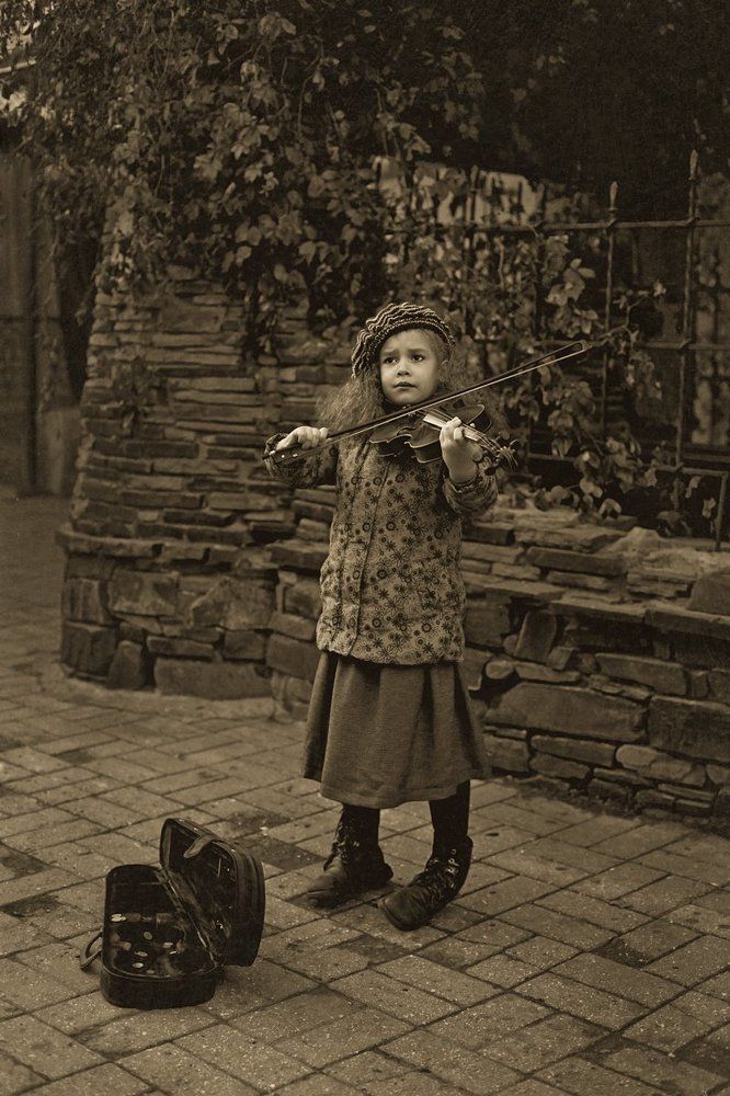 Девочка и скрипка.