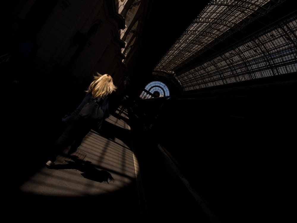 Девушка спешит на поезд