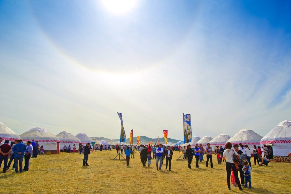 Праздничные юрты в степи Казахстана.