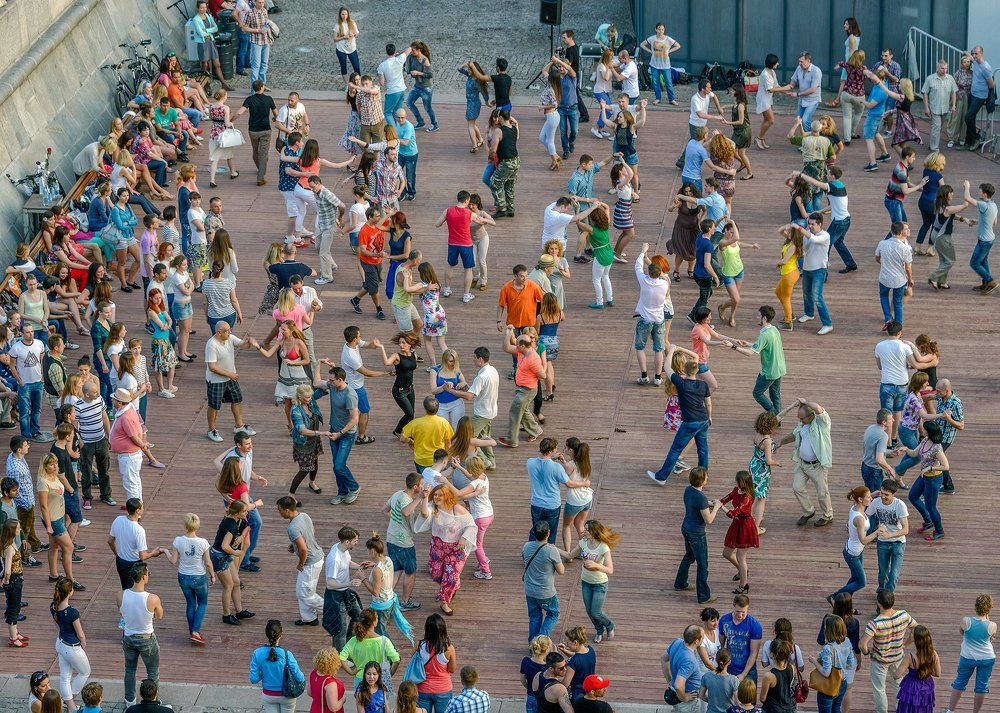 Танцы на набережной.