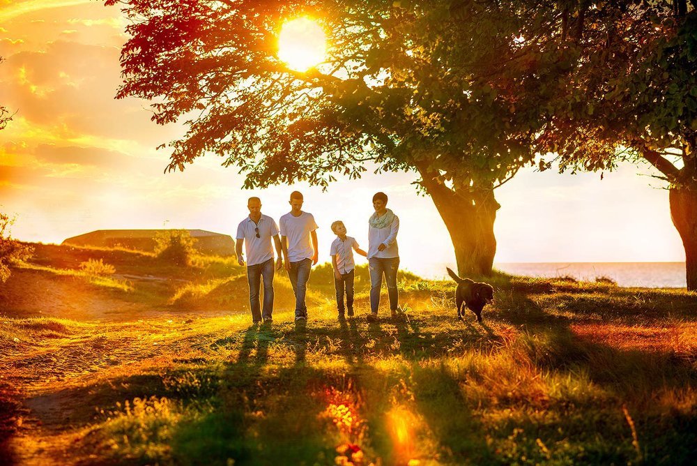 Пятеро на закате