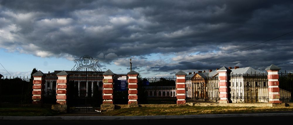 Дворец под тучами