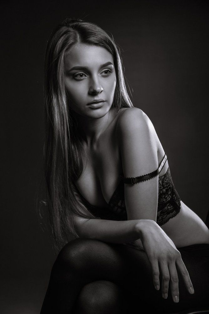 Портрет девушки в чб.