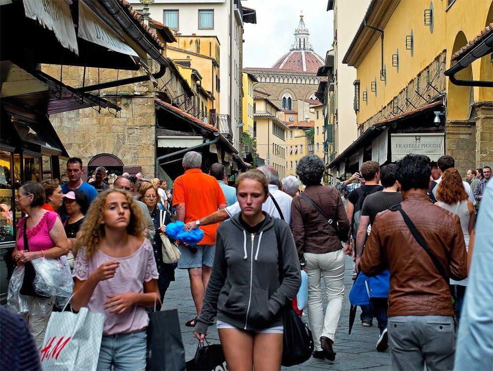 Мадонна с пакетом H&M