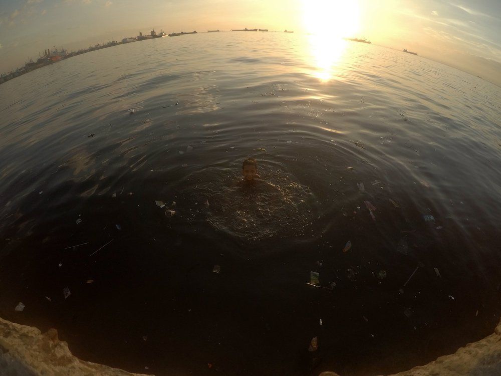 "Sa talukap ng dagat, musmos palimos ng pangarap" (At the eyelids of the sea, innocent alms for dreams.)