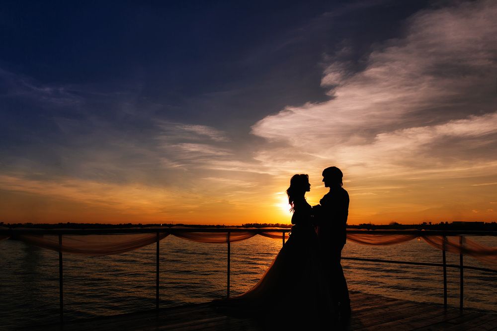 Молодожены на закате