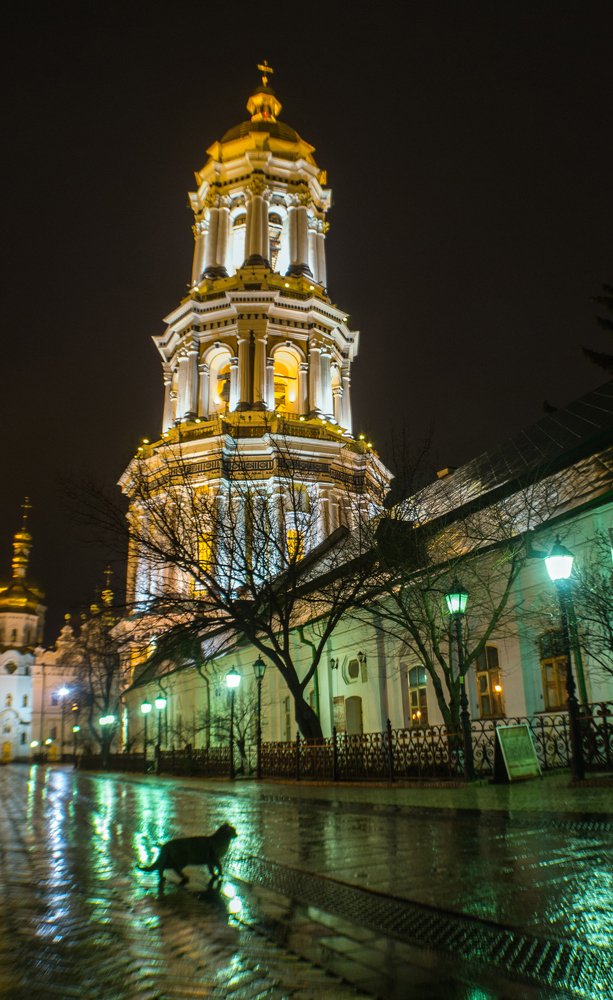 У Великой лаврской колокольни