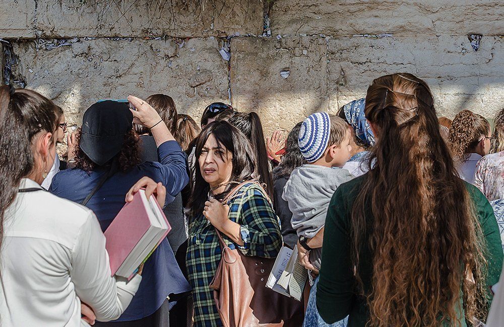 У стены плача.