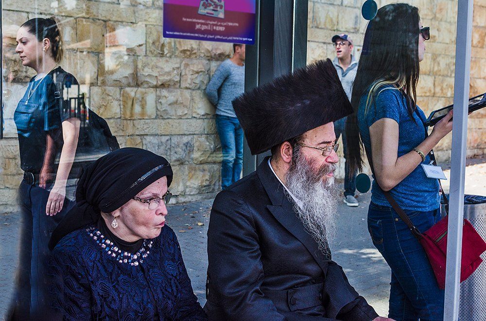 На автобусной остановке в Иерусалиме