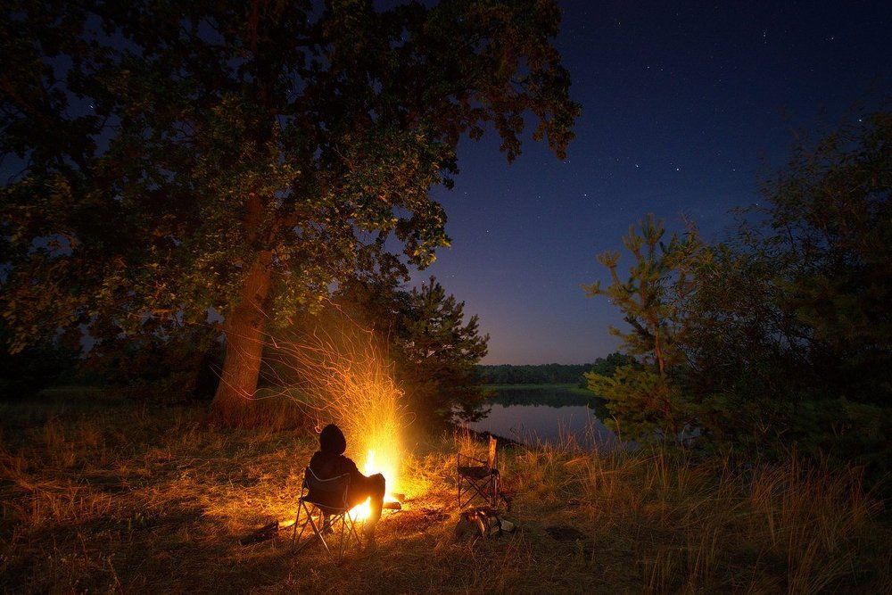 Искры улетали в ночь..