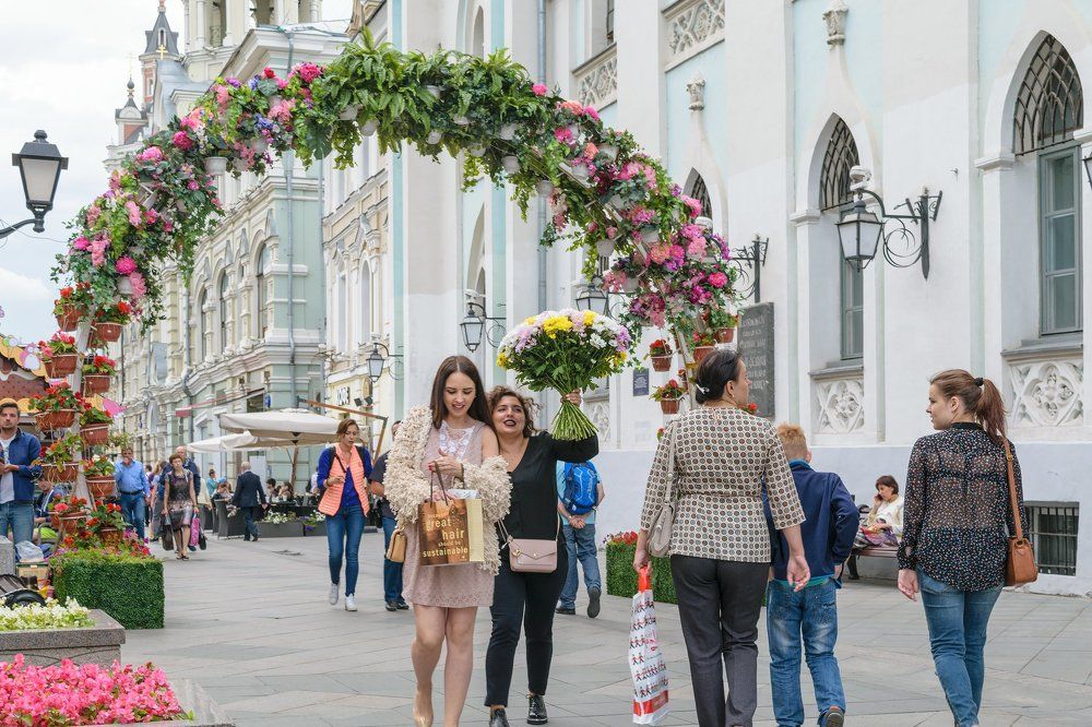 Девушка с букетом