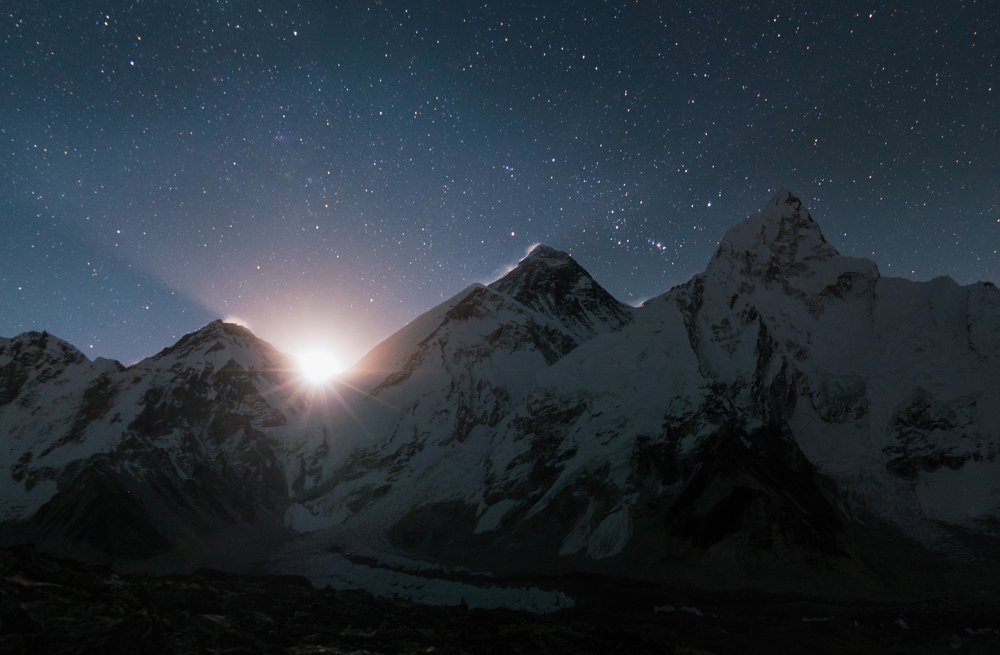 Восход луны в Гималаях.