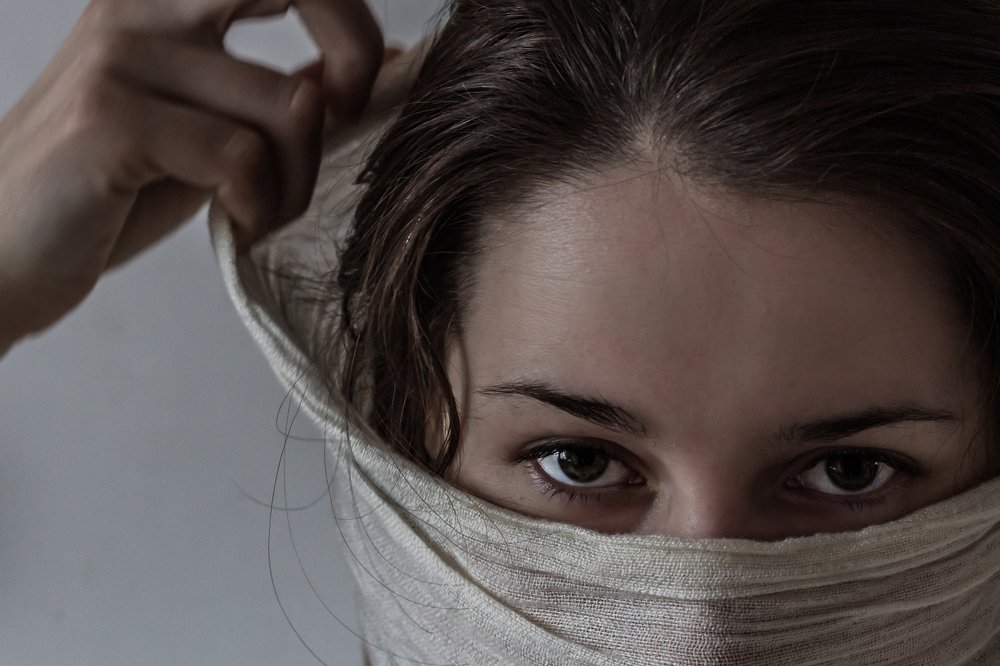 Женщина с шарфом