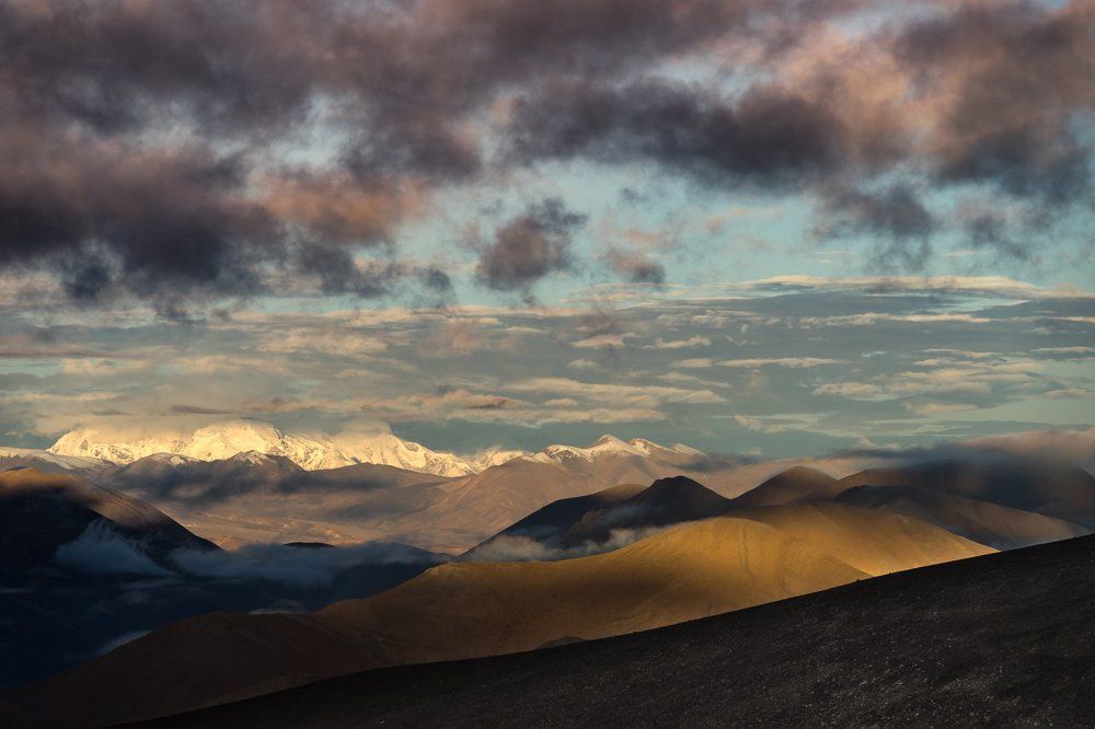Рассвет над Гималаями. Массив г. Шишапангма