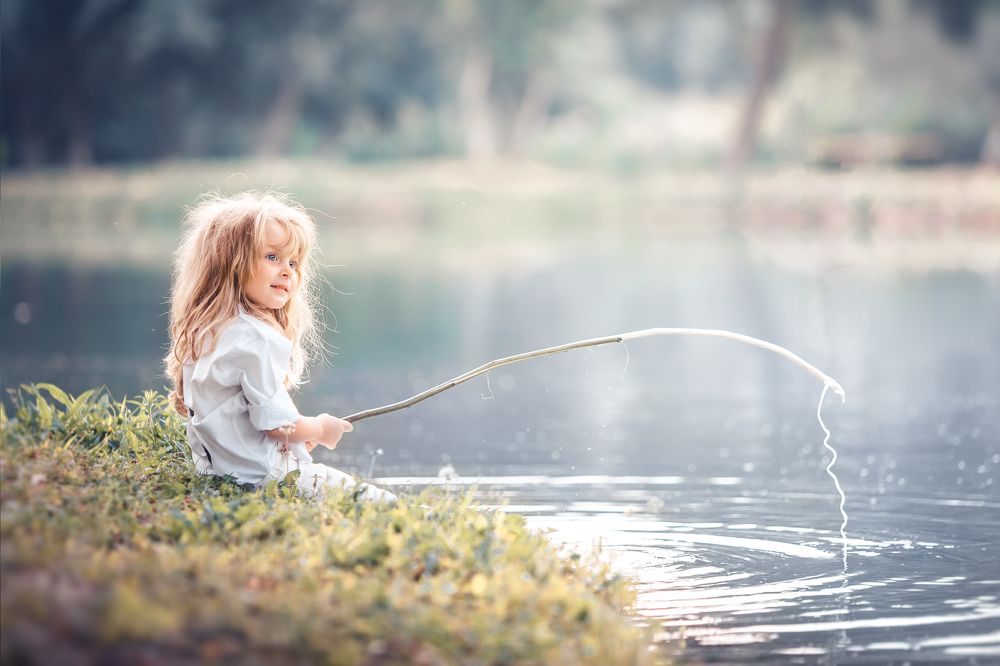 Юная рыбачка.